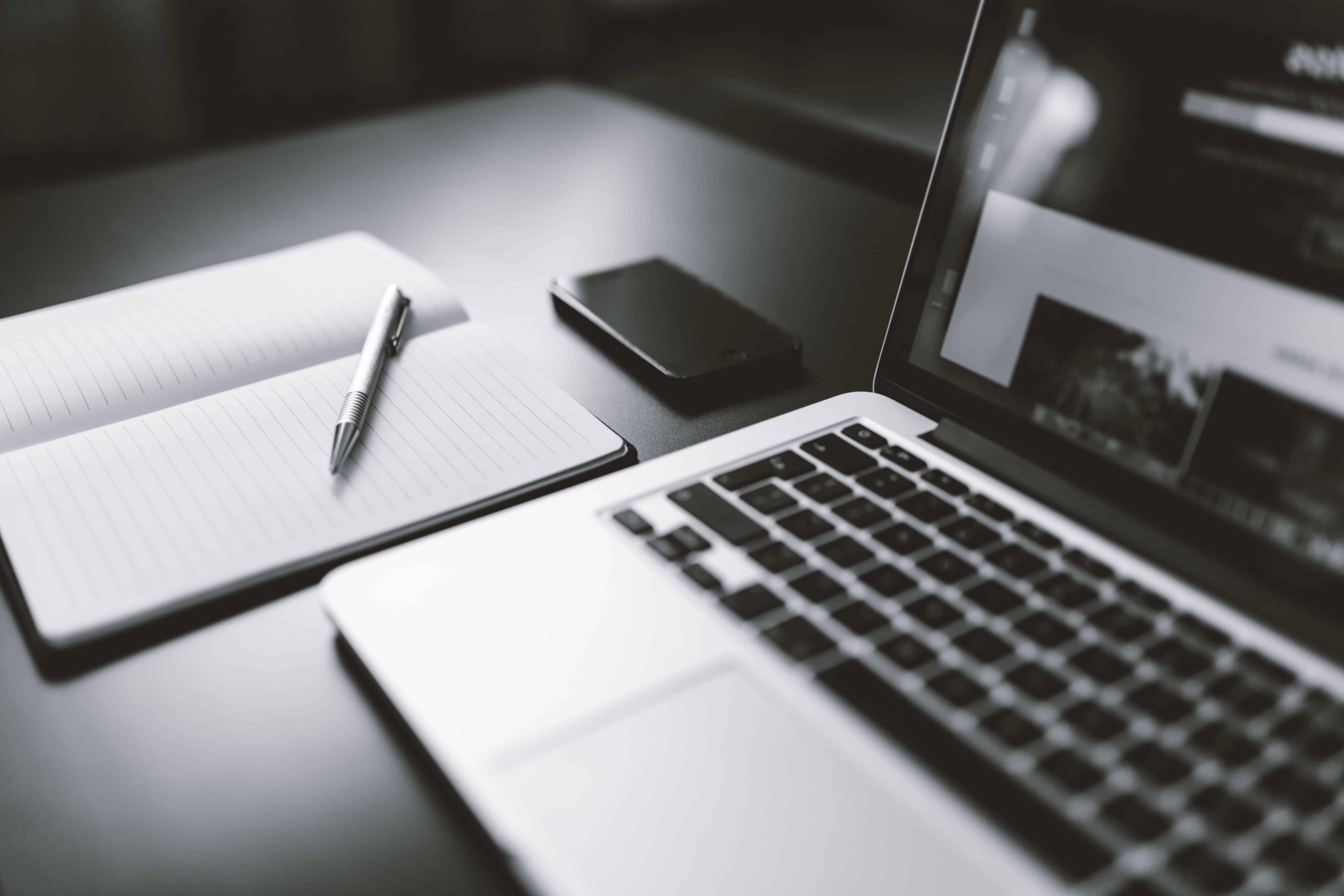 Mesa de consultoria com notebook e anotações